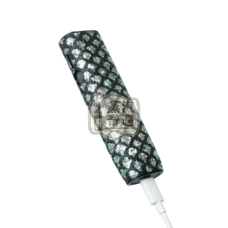 IQOS ILUMA ONE 水晶魚鱗紋保護套綠色款充電特寫
